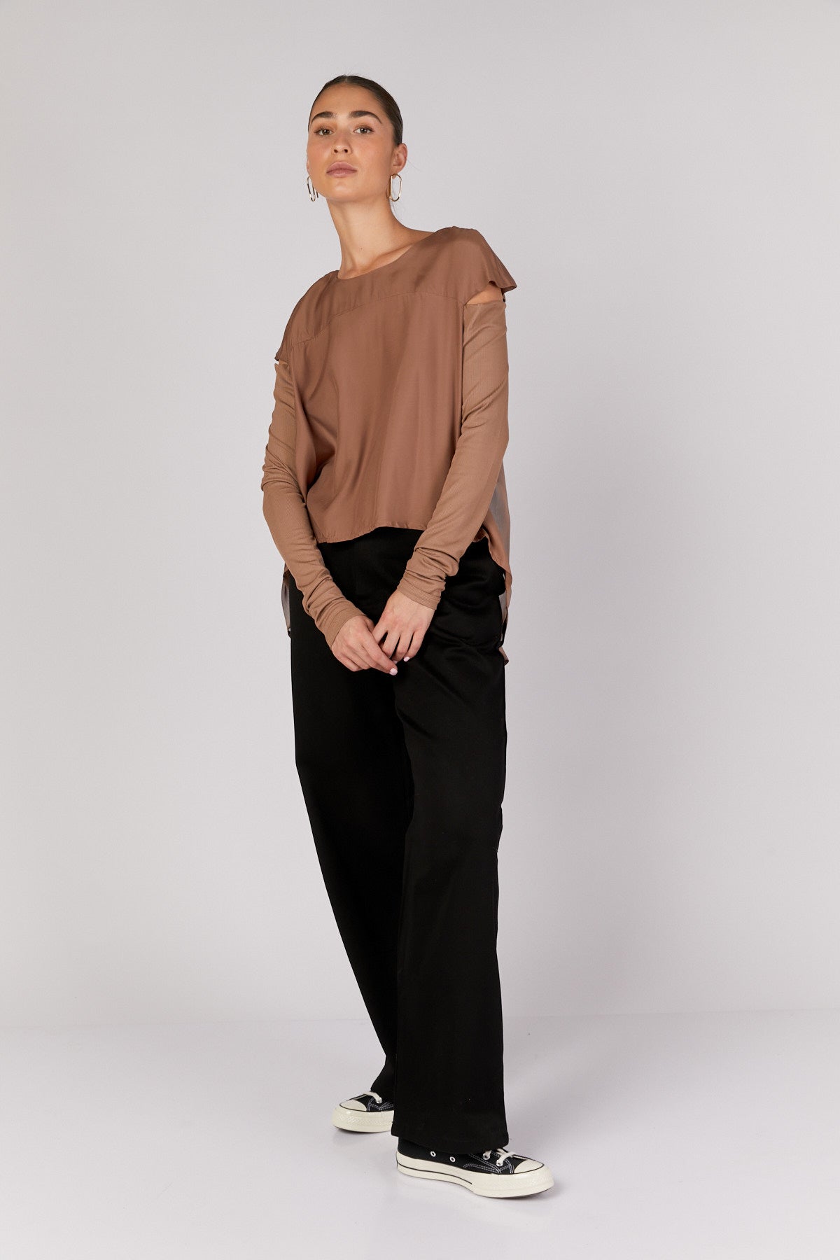 חולצת בטינה בצבע חום