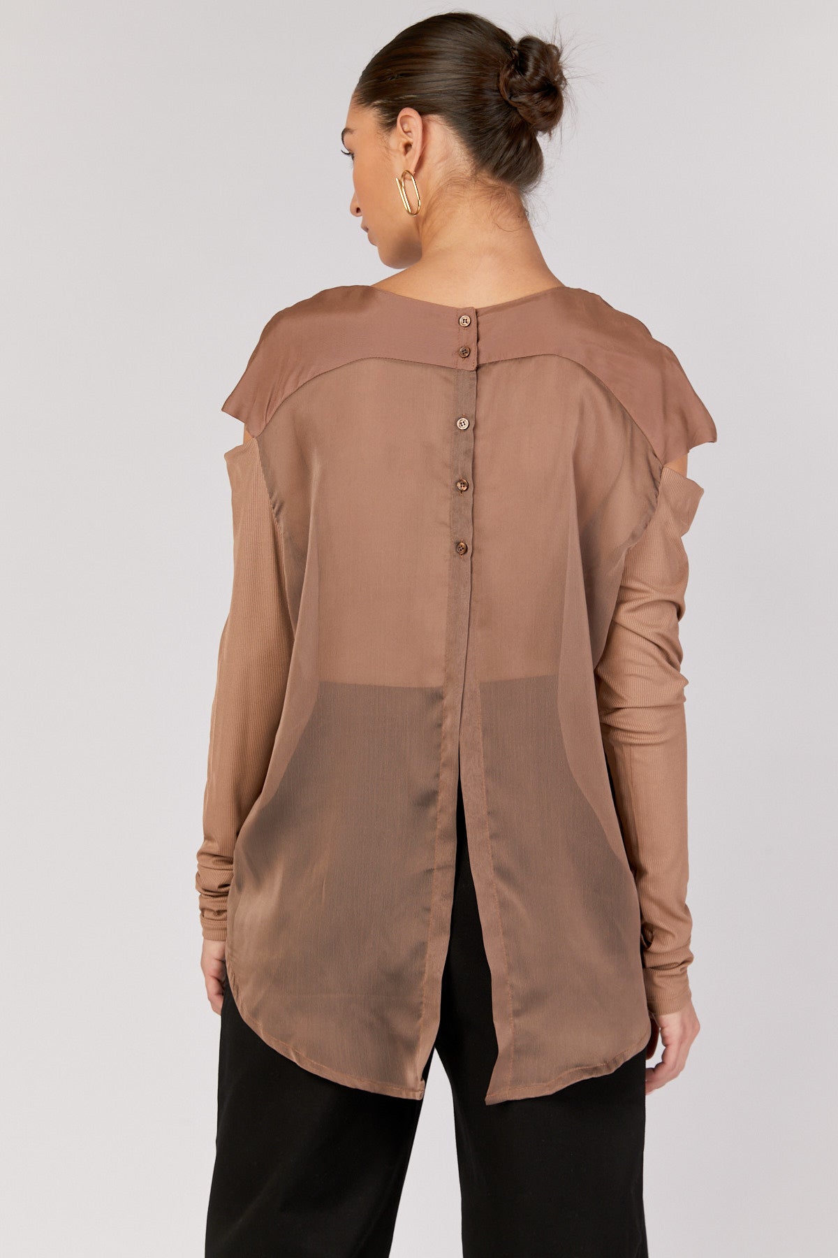 חולצת בטינה בצבע חום