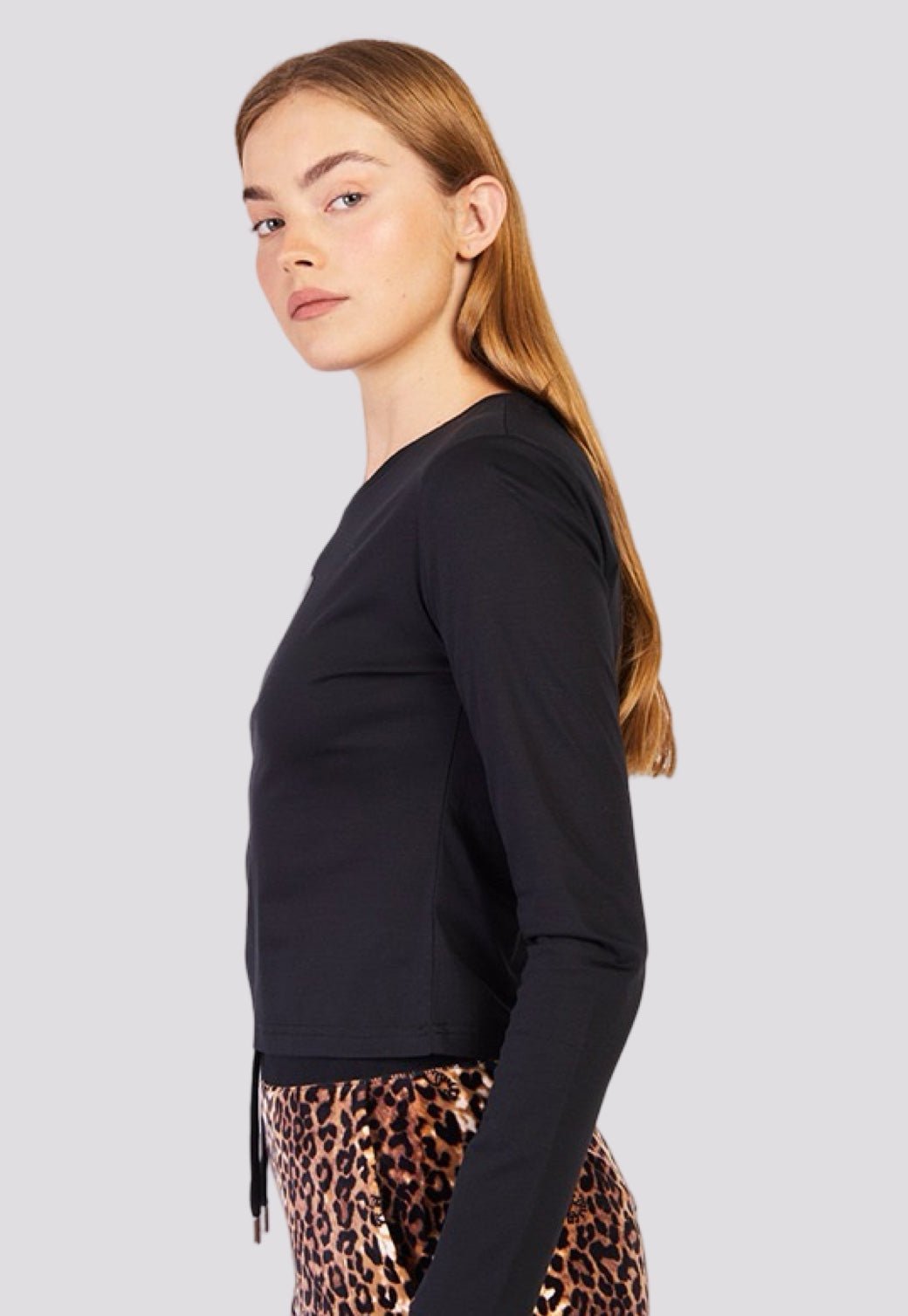 חולצת קרופ ארוכה עם לוגו JC בצבע שחור - Juicy Couture