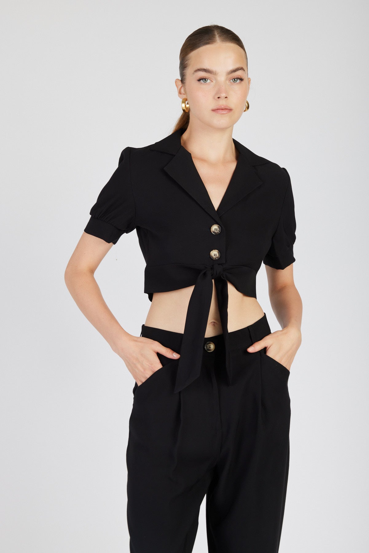 חולצת קרופ פארו בצבע שחור