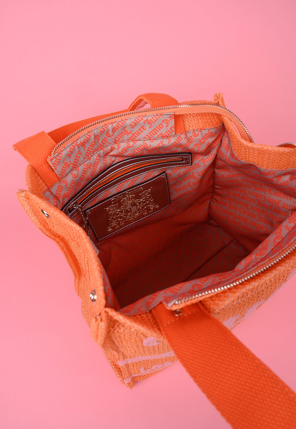 תיק שופינג גדול עם מגה לוגו מבד רפיה - Juicy Couture